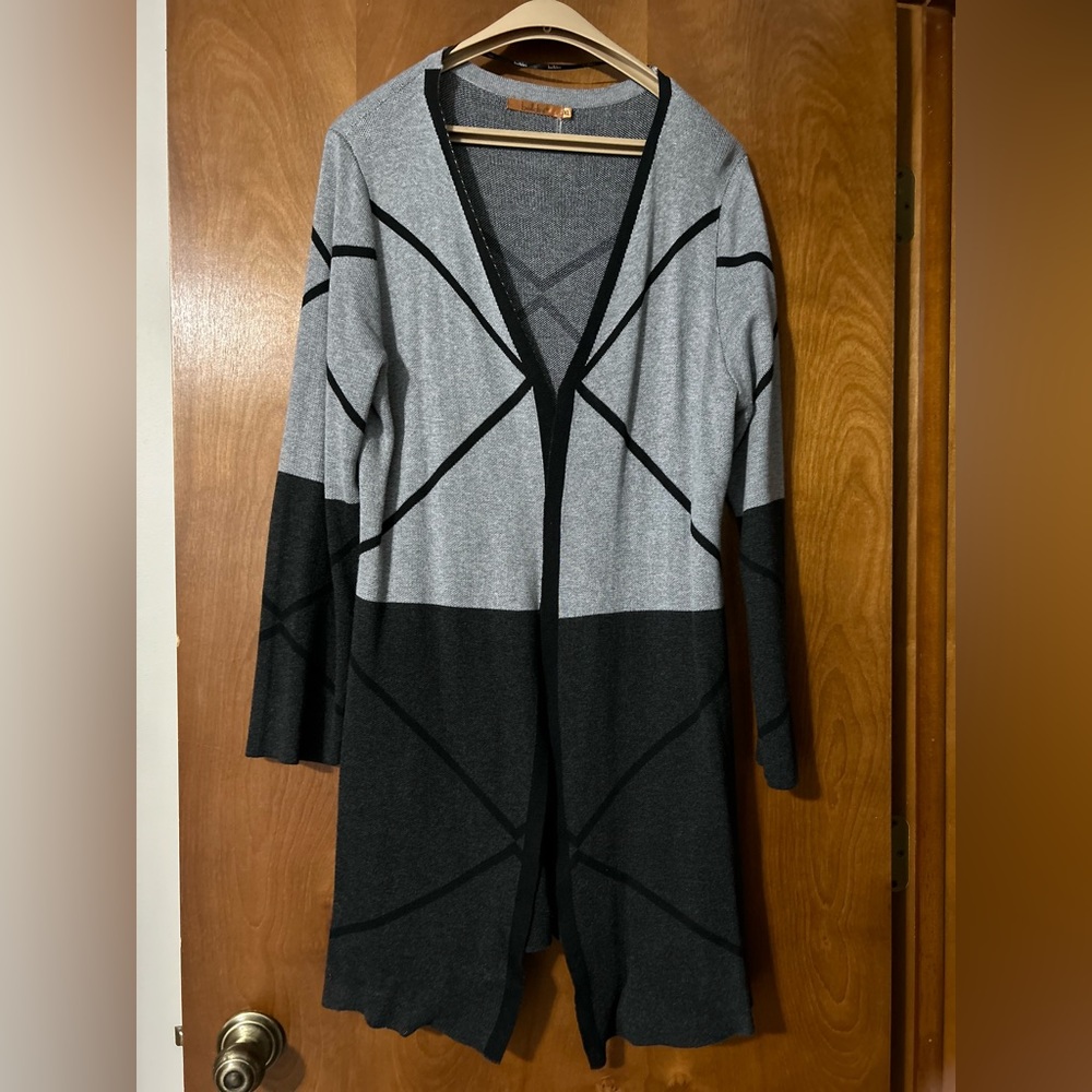 Beautiful gray/black geometric print long sweater, belladini brand, sz xl